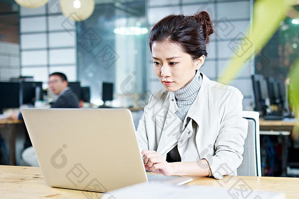 年轻的亚洲业务女人工作办公室移动PC电脑