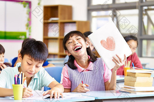 快乐可爱的亚洲小学学校女孩显示画笑
