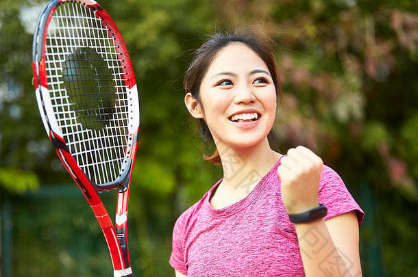 户外肖像快乐亚洲女人女网球球员