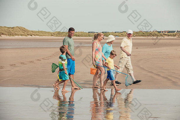 一代又一代家庭走海滩海前面