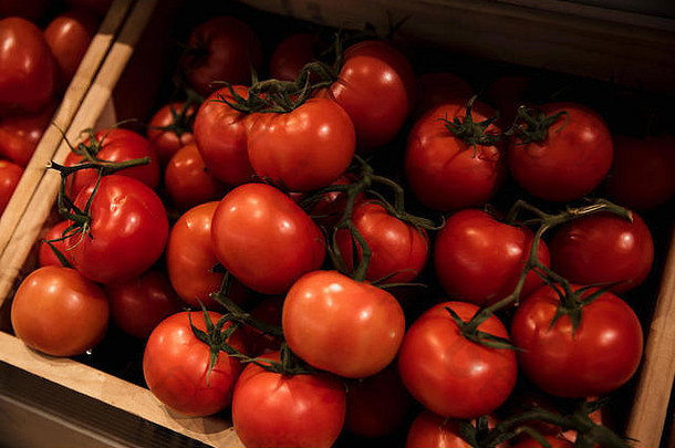 特写镜头拍摄丰富新鲜的红色的西红柿显示市场摊位