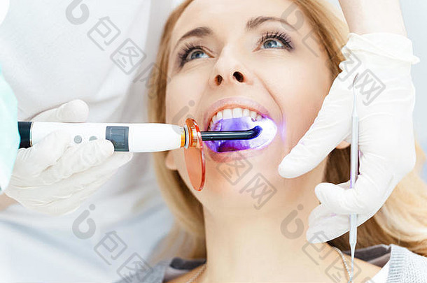 特写镜头部分视图牙医牙科固化灯牙齿病人