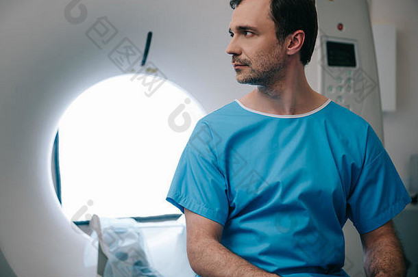 深思熟虑的病人坐着扫描仪床上医院