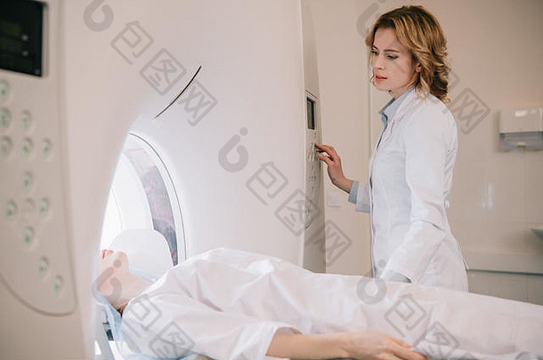 细心的放射线技师操作扫描仪病人断层摄影术诊断