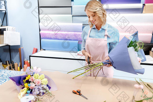 微笑年轻的女花店切割花工作花商店