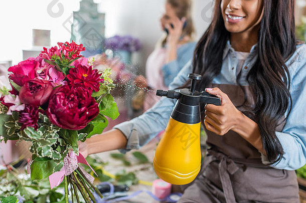 裁剪拍摄微笑非洲美国花店浇水花束美丽的花