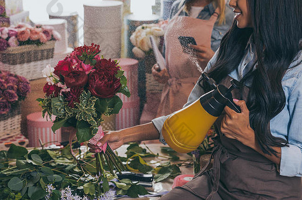 裁剪拍摄微笑非洲美国花店浇水花束美丽的花