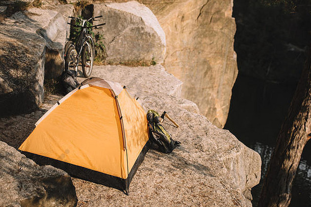 野营帐篷试验自行车背包美丽的岩石悬崖