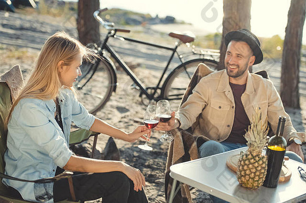 年轻的美丽的夫妇无比的眼镜酒野餐自行车背景