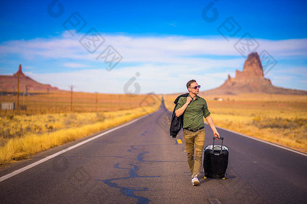 年轻的旅行者手提箱走路亚利桑那州