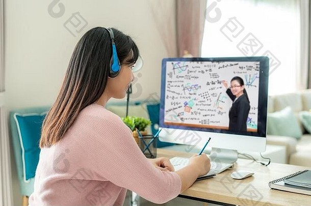 亚洲女人学生视频会议电子学习老师电脑生活房间首页电子学习在线教育互联网社会它