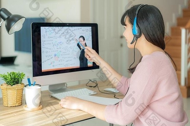 亚洲女人学生视频会议电子学习老师电脑生活房间首页电子学习在线教育互联网社会它