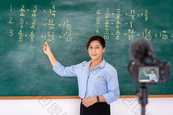 亚洲主老师导师解释数学黑板上给远程学校类在线教训教学相机教室e-learni
