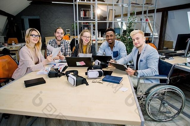 有创意的团队多样化的业务人坐着办公室表格会议相机微笑充满激情的工作残疾