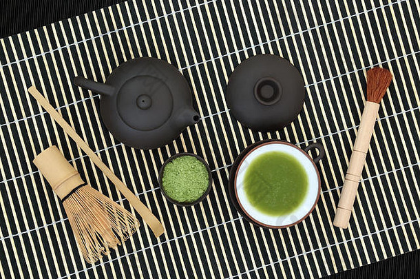日本绿色火柴茶粉喝杯搅拌刷独家新闻竹子背景健康喝概念