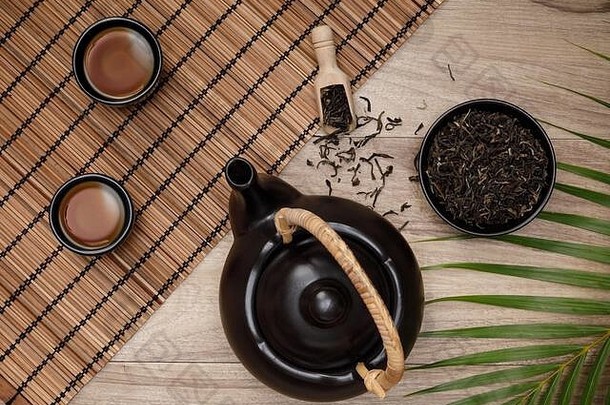 杯热茶茶壶绿色茶叶子干草本植物前视图木表格有机产品自然健康的历史