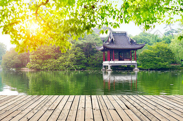 杭州西湖一边中国人传统的建筑