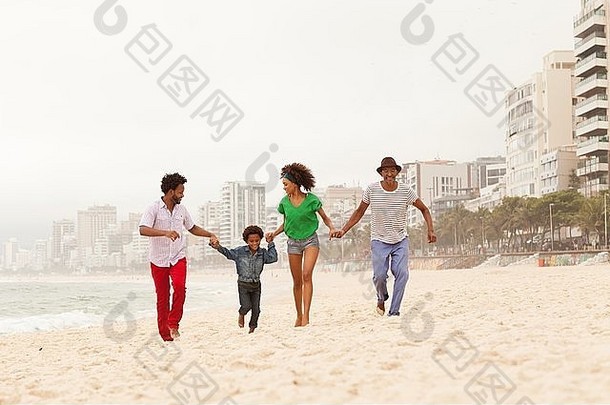 一代家庭享受海滩里约1月巴西