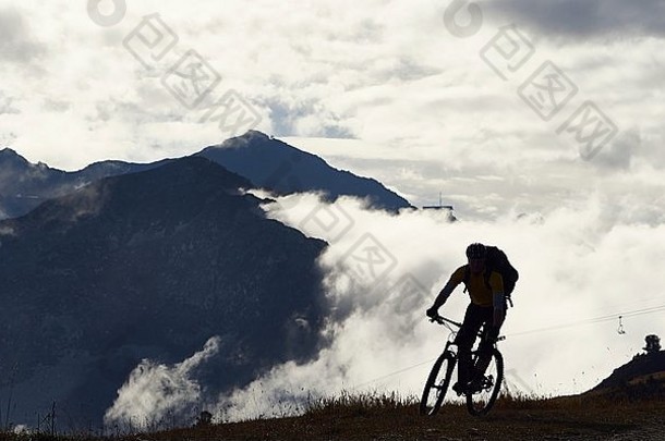 山骑摩托车的人山瓦莱州瑞士