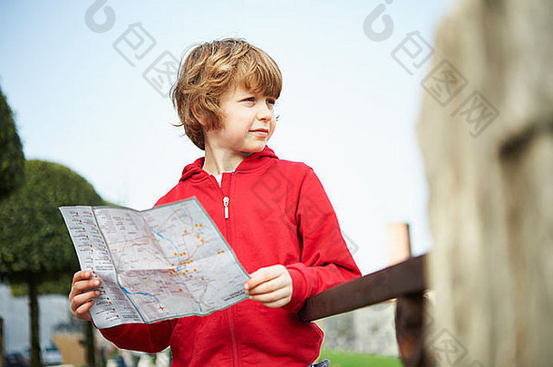 年轻的男孩持有地图公园省威尼斯意大利