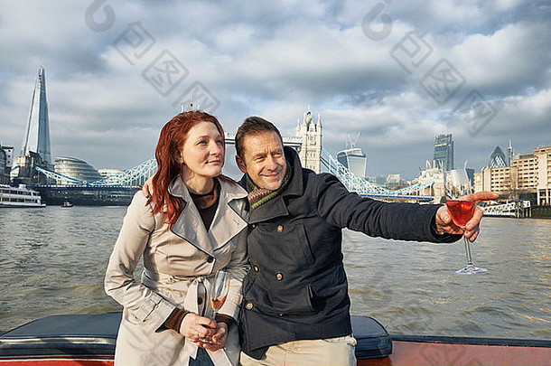 浪漫的夫妇泰晤士河船粉红色的香槟伦敦