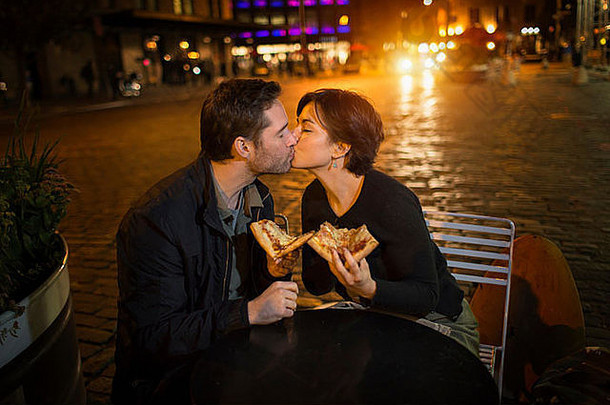接吻夫妇披萨在户外