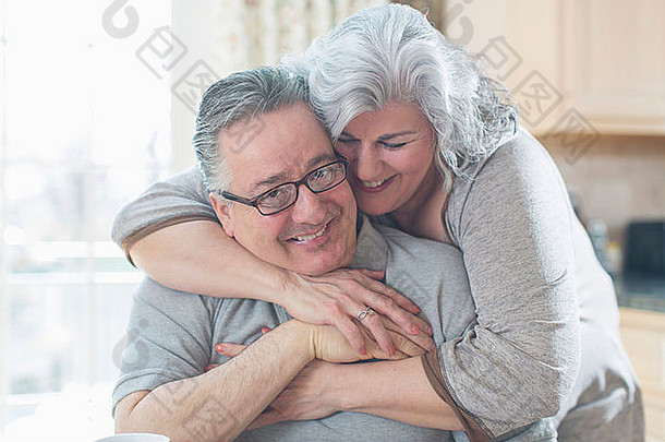 充满深情的成熟的成人夫妇拥抱首页