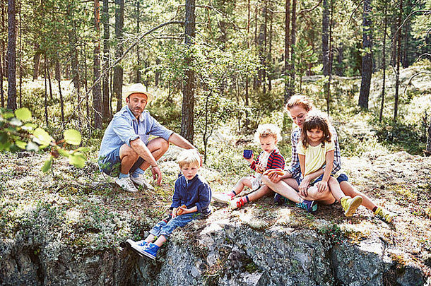 家庭坐着岩石森林