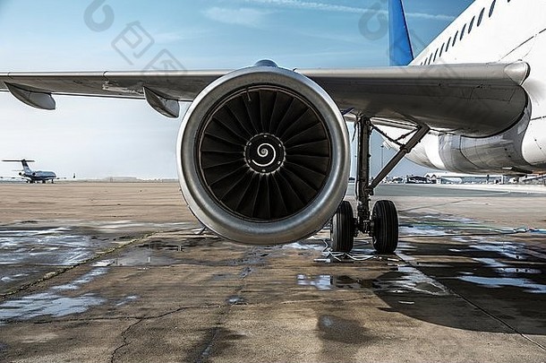 细节飞机翼引擎停机坪上拉纳卡机场塞浦路斯