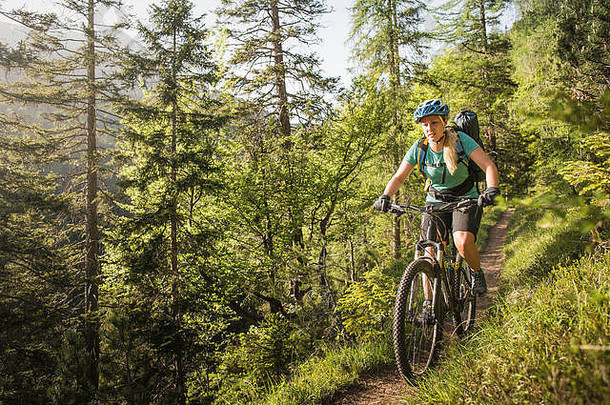 女人山骑自行车莱尔莫斯提洛尔奥地利