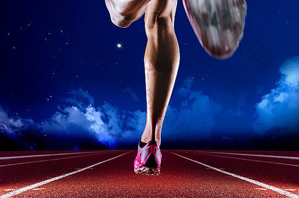 腿年轻的女运动员运行比赛跟踪晚上