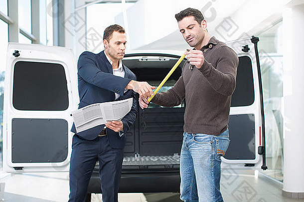 客户推销员检查的测量车经销商