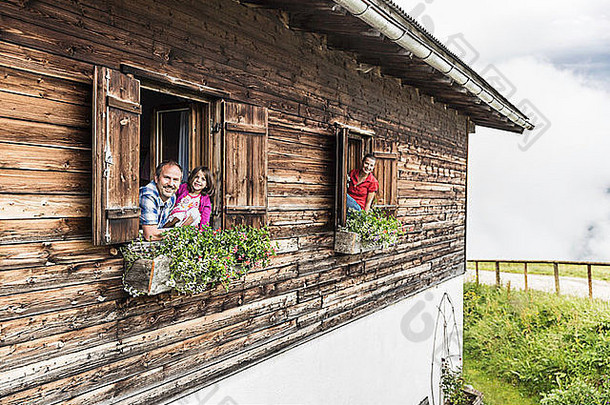 肖像家庭的小木屋窗户achenkirch提洛尔奥地利