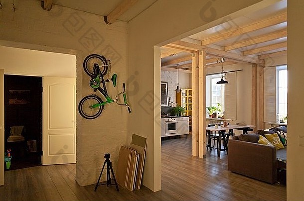 视图存储房间厨房餐厅区域沙发上自行车墙