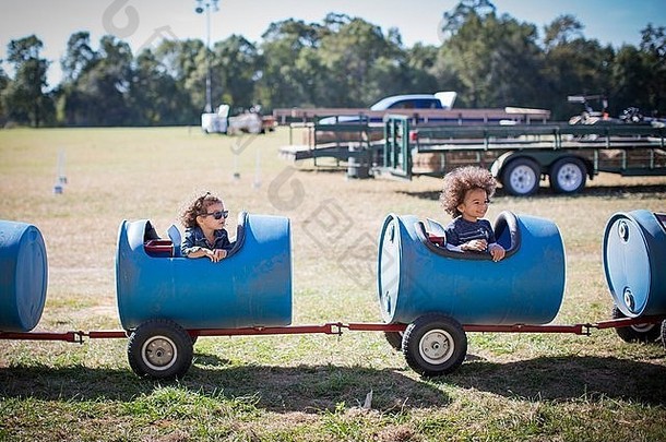 孩子们坐着桶车微笑