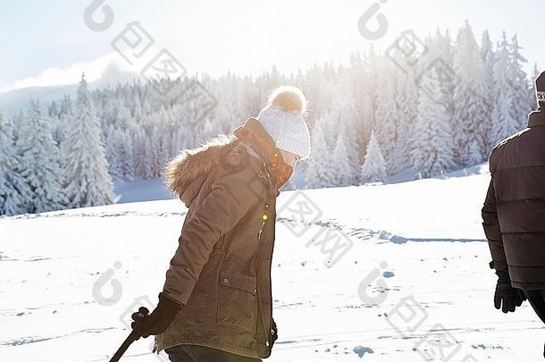 一边视图高级女人雪景观萨特尔贝加尔姆提洛尔奥地利