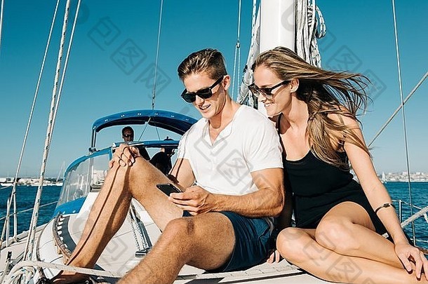 夫妇智能手机帆船三迭戈湾加州美国