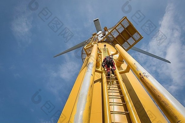 工程师攀爬梯风涡轮船离岸风电场