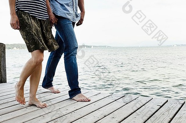 裁剪视图浪漫的夫妇漫步木码头湖施塔恩贝格巴伐利亚德国