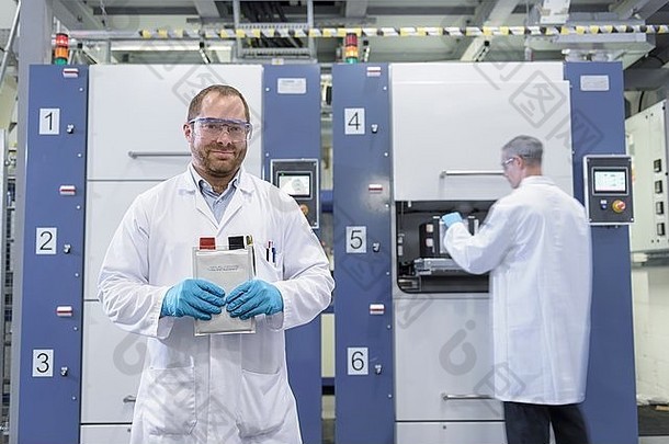科学家锂离子袋细胞制造机电池研究设施肖像
