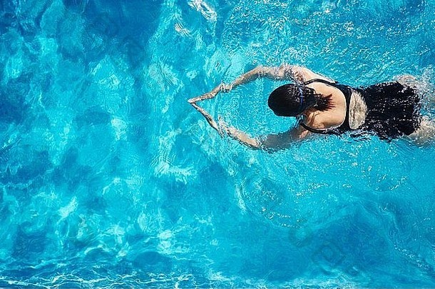 开销视图成熟的女人游泳游泳池
