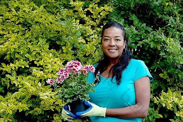 肖像成熟的女人开花能植物花园