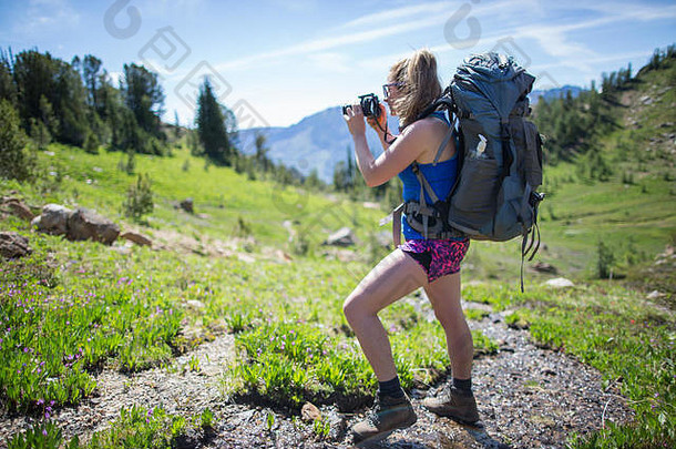 徒步旅行者采取照片视图附魔高山湖泊荒野华盛顿美国