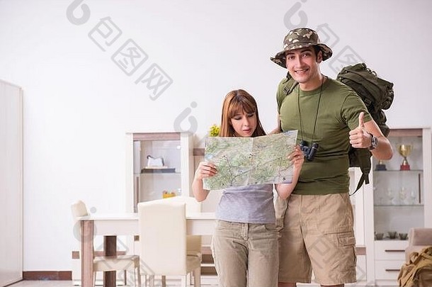 年轻的夫妇规划旅行山