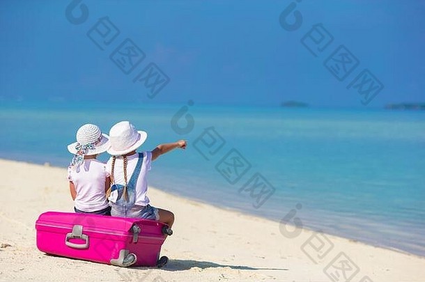 可爱的女孩大手提箱热带白色海滩夏天假期