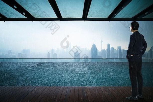 商人思<strong>考前</strong>面游泳池屋顶前美丽的城市天际线视图
