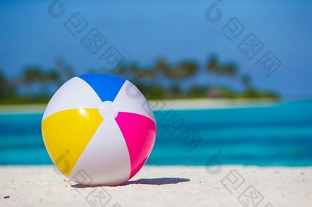 空气球白色海滩绿松石海蓝色的天空