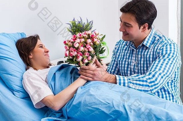 有爱心的爱的丈夫参观怀孕了妻子医院
