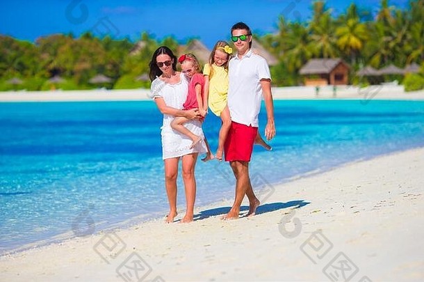 快乐家庭白色海滩夏天假期