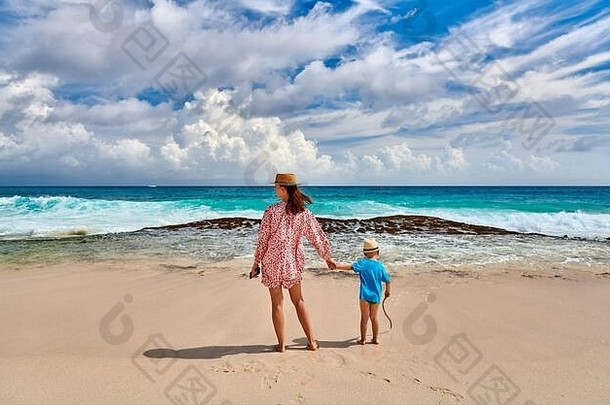 蹒跚学步的男孩海滩妈妈。